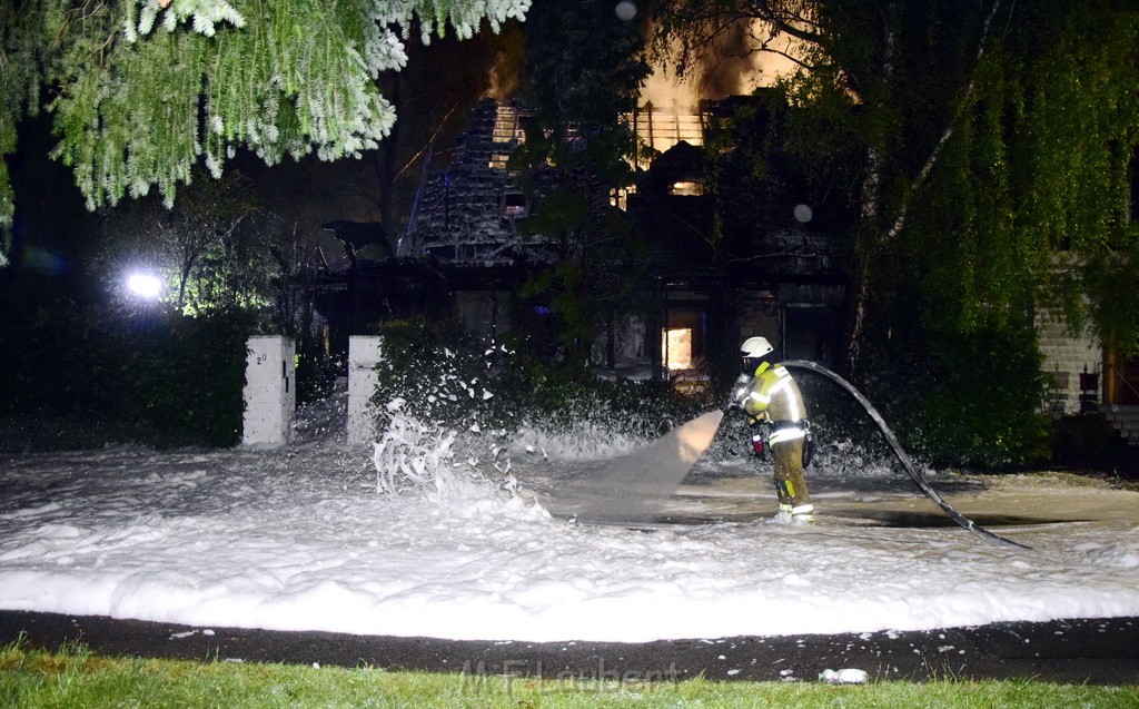 Grossfeuer Einfamilienhaus Siegburg Muehlengrabenstr P0565.JPG - Miklos Laubert